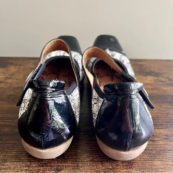 Un Tour En Ville| Black & White Mary Jane Velcro Strap Flats Size EUR38/  US7.5 - Picture 4 of 7